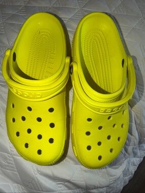 CROCS Classic Clog in Bright Yellow
